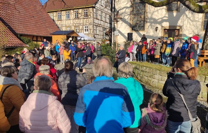 Schüler der Kirbachschule Hohenhaslach eröffnen den Adventsmarkt musikalisch.  <span class='image-autor'>Foto: Volk</span>
