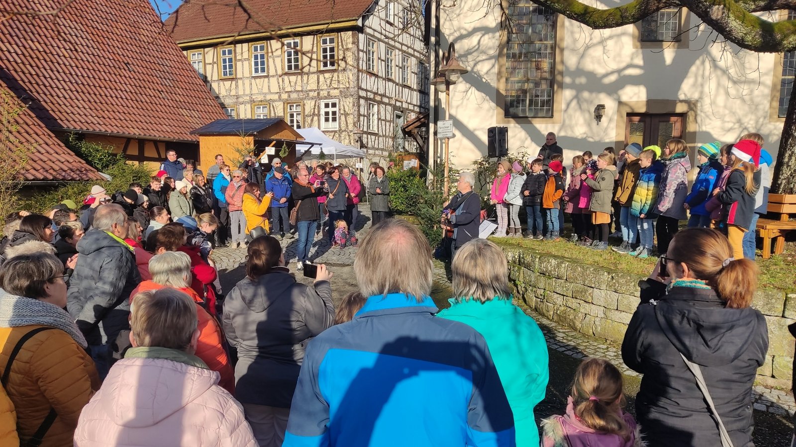 Schüler der Kirbachschule Hohenhaslach eröffnen den Adventsmarkt musikalisch. Foto: Volk Schüler der Kirbachschule Hohenhaslach eröffnen den Adventsmarkt musikalisch. Foto: Volk