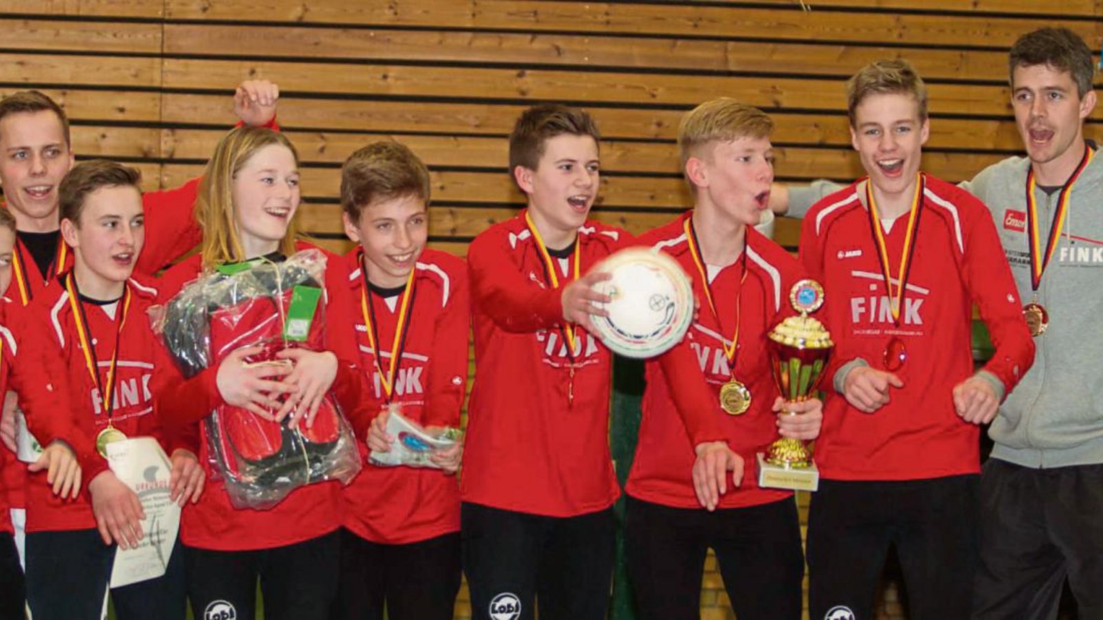 Der TV Vaihingen ist Deutscher Meister im Hallenfaustball der Altersklasse U 14 (von links): Felix Engelhard, Alexander Perleß, Jacob Jungclaussen, Jakob Mahn, Jan Schiller, Simon Roller, Nils Kersch, Linus Brauer und Kolja Meyer. Foto: privat Der TV Vaihingen ist Deutscher Meister im Hallenfaustball der Altersklasse U 14 (von links): Felix Engelhard, Alexander Perleß, Jacob Jungclaussen, Jakob Mahn, Jan Schiller, Simon Roller, Nils Kersch, Linus Brauer und Kolja Meyer. Foto: privat