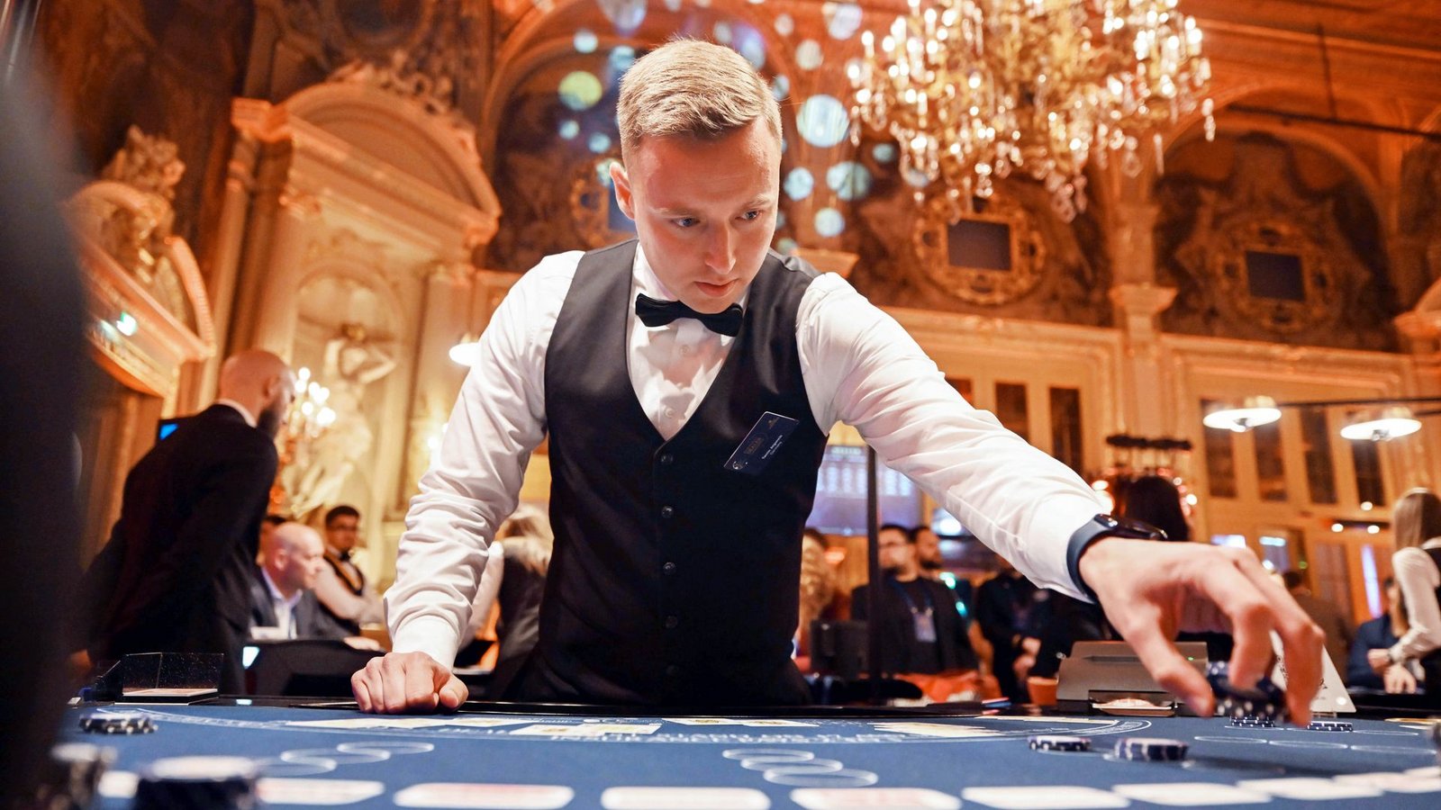 Joguncic arbeitet als Croupier im Casino Baden-Baden. (Archivbild)Foto: Uli Deck/dpa Joguncic arbeitet als Croupier im Casino Baden-Baden. (Archivbild)Foto: Uli Deck/dpa