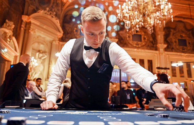 Joguncic arbeitet als Croupier im Casino Baden-Baden. (Archivbild)<span class='image-autor'>Foto: Uli Deck/dpa</span>