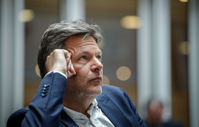 Robert Habeck erschien am Freitagmorgen zu einer Sondersitzung, um sich zu erklären.<span class='image-autor'>Foto: dpa/Kay Nietfeld</span>
