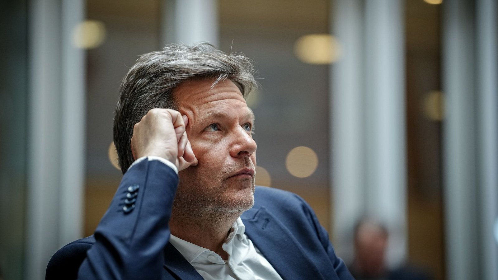 Robert Habeck erschien am Freitagmorgen zu einer Sondersitzung, um sich zu erklären.Foto: dpa/Kay Nietfeld Robert Habeck erschien am Freitagmorgen zu einer Sondersitzung, um sich zu erklären.Foto: dpa/Kay Nietfeld