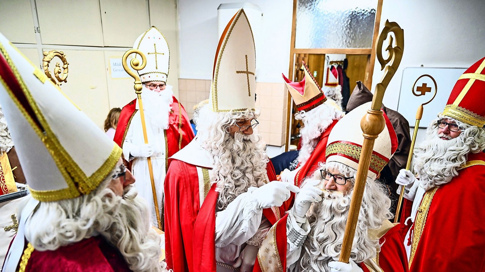 Der Nikolaus und der Weihnachtsmann sehen sich gar nicht so unähnlich. (Archivbild)Foto: dpa/Felix Kästle Der Nikolaus und der Weihnachtsmann sehen sich gar nicht so unähnlich. (Archivbild)Foto: dpa/Felix Kästle