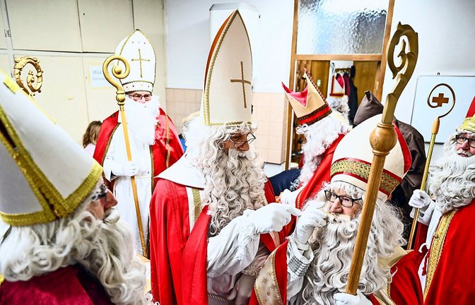 Der Nikolaus und der Weihnachtsmann sehen sich  gar nicht so unähnlich. (Archivbild)<span class='image-autor'>Foto: dpa/Felix Kästle</span>