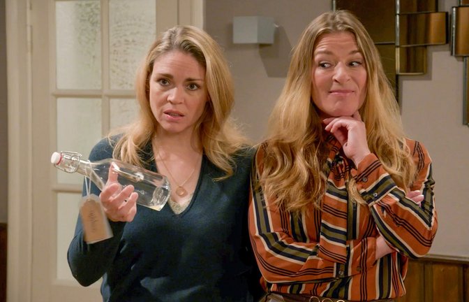 Britta (Jelena Mitschke l.) glaubt empört, Lilly und Joe hätten heimlich den selbstgemachten Apfelwein probiert. Und Heiner ist schuld daran!<span class='image-autor'>Foto: NDR/ARD/Studio Hamburg Serienwerft</span>