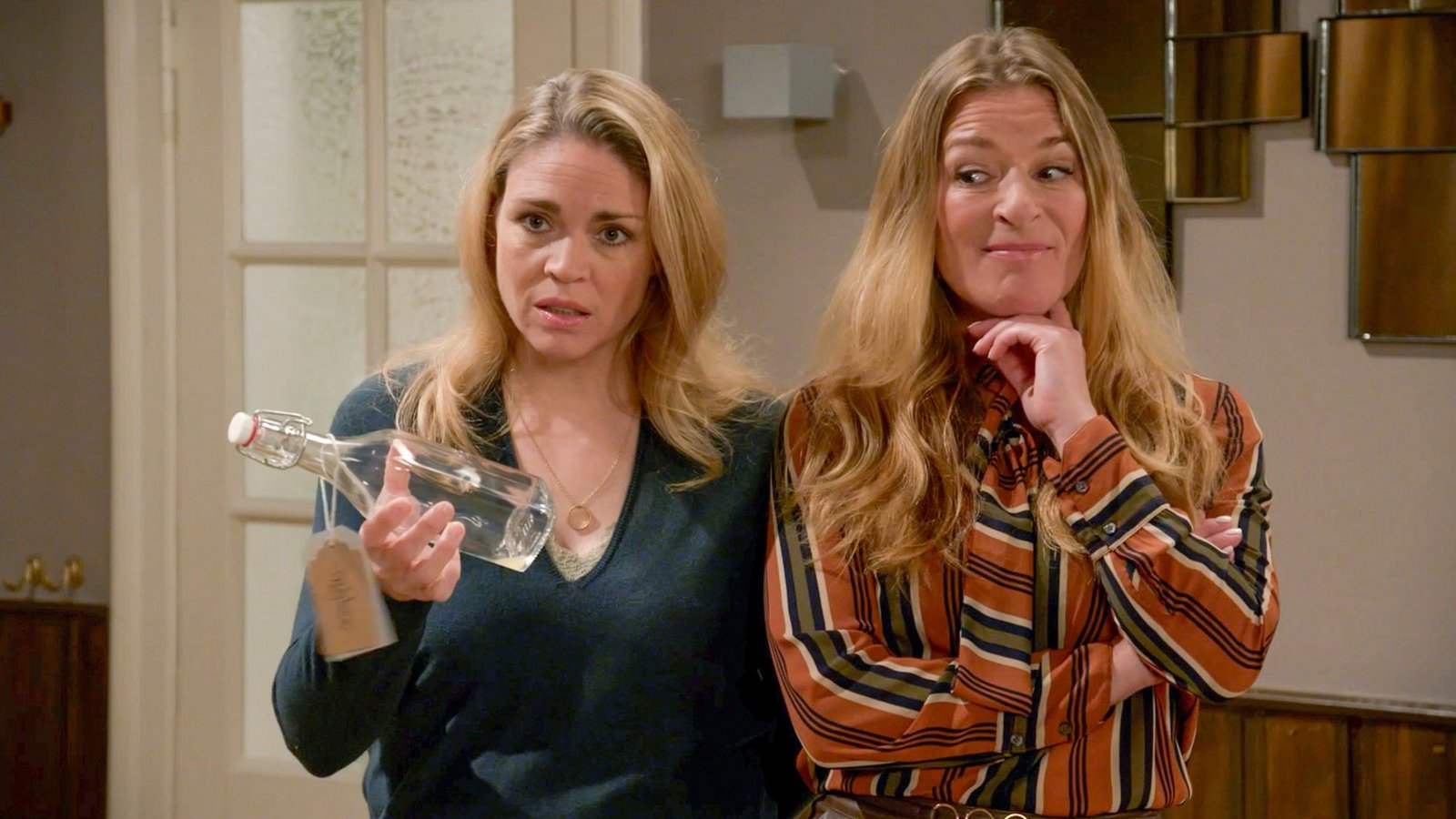 Britta (Jelena Mitschke l.) glaubt empört, Lilly und Joe hätten heimlich den selbstgemachten Apfelwein probiert. Und Heiner ist schuld daran!Foto: NDR/ARD/Studio Hamburg Serienwerft Britta (Jelena Mitschke l.) glaubt empört, Lilly und Joe hätten heimlich den selbstgemachten Apfelwein probiert. Und Heiner ist schuld daran!Foto: NDR/ARD/Studio Hamburg Serienwerft