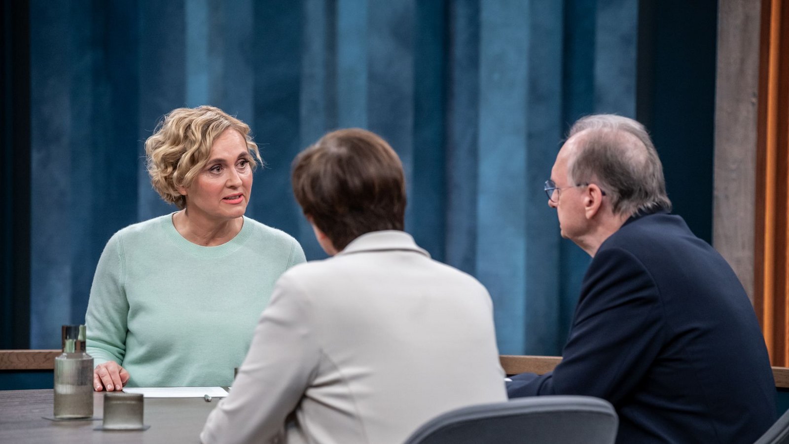 Caren Miosga (links) diskutiert mit ihren Gästen Saskia Esken (SPD) und  Reiner Haseloff (CDU).Foto: NDR/Thomas Ernst/ThomasErnst