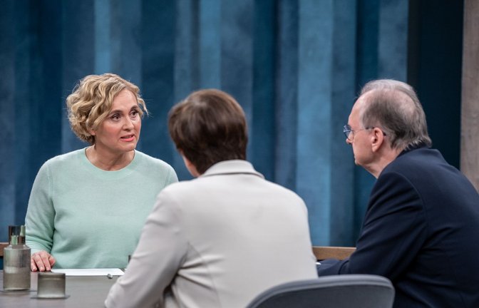 Caren Miosga (links) diskutiert mit ihren Gästen Saskia Esken (SPD) und  Reiner Haseloff (CDU).<span class='image-autor'>Foto: NDR/Thomas Ernst/ThomasErnst</span>