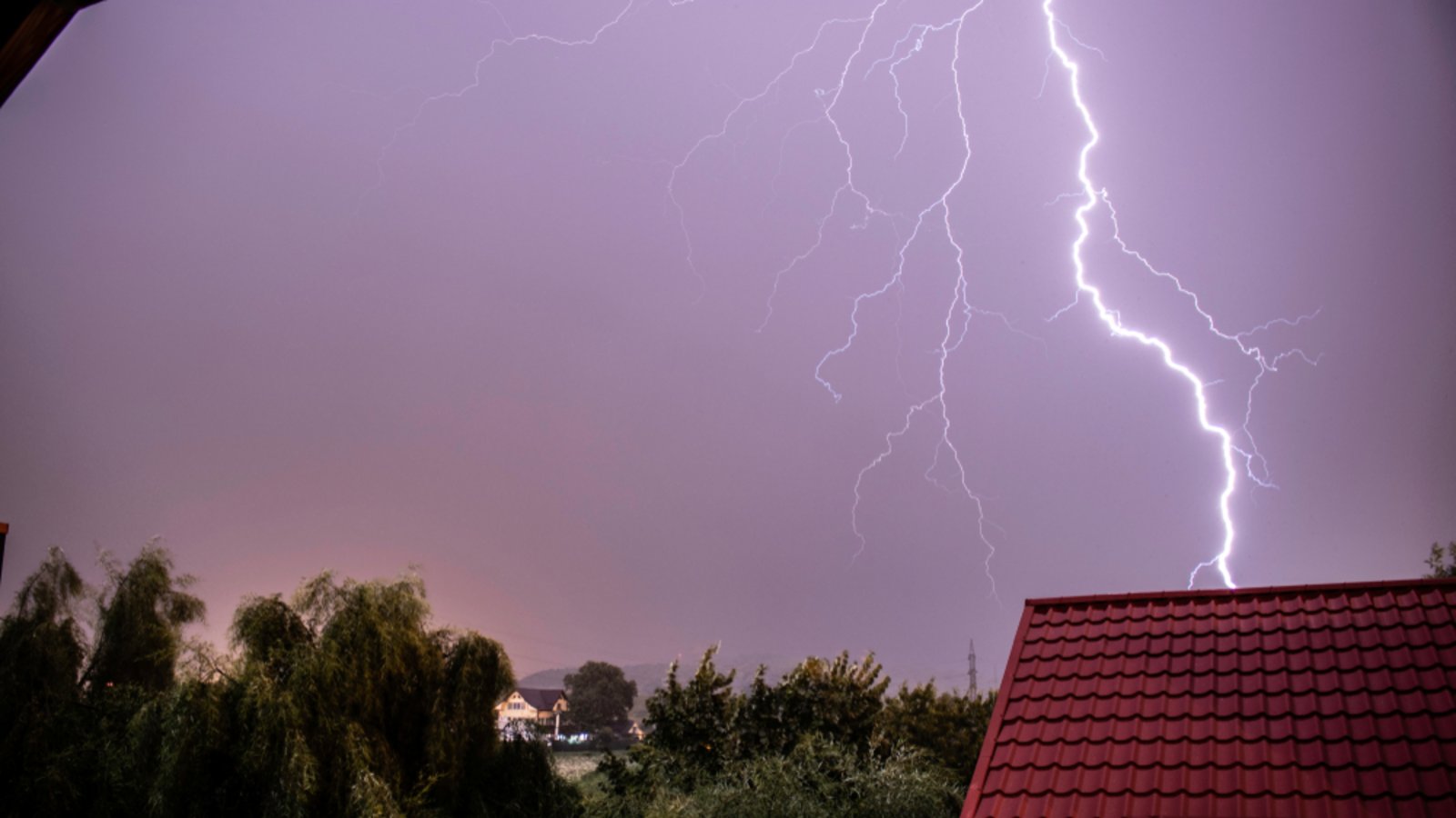 Bei Gewitter sollte man nicht duschen oder baden, aber gilt das auch für den Aufenthalt auf dem Balkon?Foto: Raulcoca / Shutterstock.com