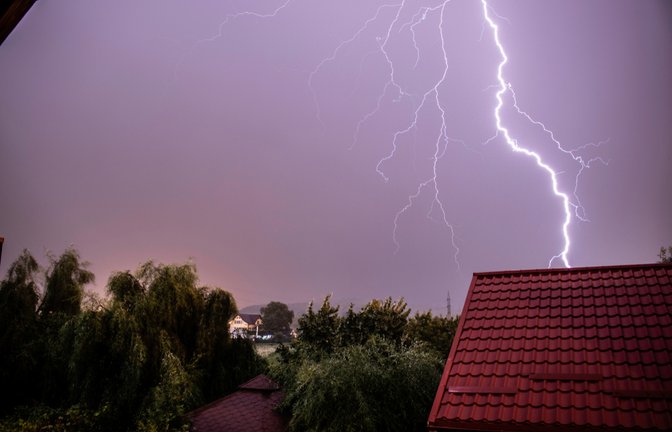 Bei Gewitter sollte man nicht duschen oder baden, aber gilt das auch für den Aufenthalt auf dem Balkon?<span class='image-autor'>Foto: Raulcoca / Shutterstock.com</span>