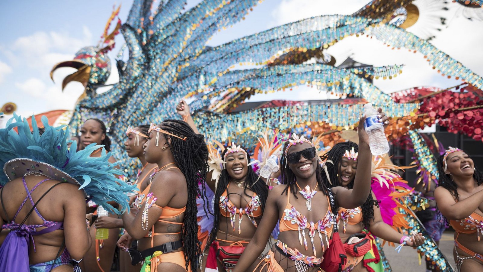 Toronto – Teilnehmer tanzen am 30. Juli 2022 vor dem Start der großen Parade des karibischen Karnevals: Jeden Juli oder Anfang August findet der Caribbean Carnival in und um die kanadische Metropole statt und feiert die lebendige und energische Essenz der karibischen Kultur.Foto: Tijana Martin/The Canadian Press/dpa Toronto – Teilnehmer tanzen am 30. Juli 2022 vor dem Start der großen Parade des karibischen Karnevals: Jeden Juli oder Anfang August findet der Caribbean Carnival in und um die kanadische Metropole statt und feiert die lebendige und energische Essenz der karibischen Kultur.Foto: Tijana Martin/The Canadian Press/dpa