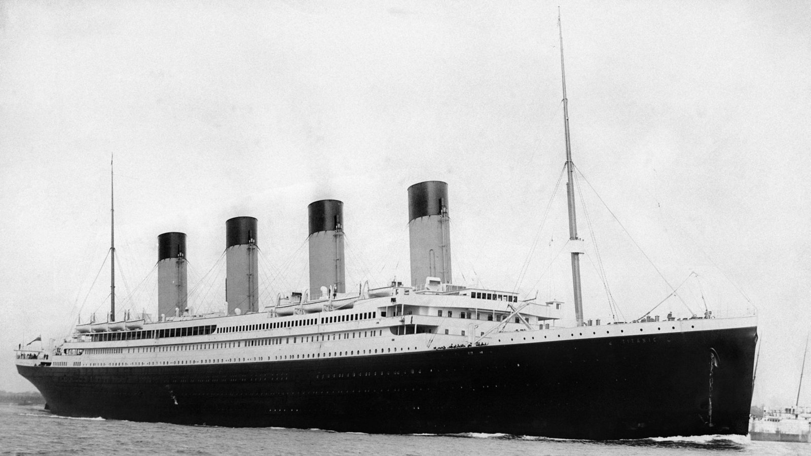 Die Titanic besaß drei Schiffsschrauben (Propeller) und konnte 23 bis 24 Knoten Höchstgeschwindigkeit und 21 Knoten Reisegeschwindigkeit erreichen. Die äußeren Propeller mit 7 m Durchmesser und je 38 Tonnen wurden von Vierzylinder-Kolbendampfmaschinen mit Dreifachexpansion und einer indizierten Leistung von jeweils 15 000 PS (11 MW) angetrieben.Foto: Wikipedia commons