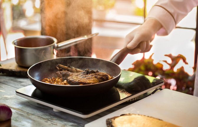 Erfahren Sie, wie man ohne Fett braten kann und was man statt Öl oder Fett zum Braten benutzen kann.<span class='image-autor'>Foto: DenisProduction.com / Shutterstock.com</span>