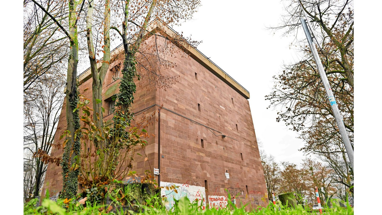 Alte Gebäude zu retten und eventuell für neue Nutzungen umzubauen, erfordert Mut und Kreativität, oft sind es Privatpersonen, die so etwas unternehmen: der ehemalige Stuttgarter Bunker, entworfen von Paul Bonatz, wird beispielsweise von Architektin Shirin Frangoul-Brückner von Atelier Brückner in ein Wohnhaus umgebaut.Foto: LICHTGUT/Max Kovalenko Alte Gebäude zu retten und eventuell für neue Nutzungen umzubauen, erfordert Mut und Kreativität, oft sind es Privatpersonen, die so etwas unternehmen: der ehemalige Stuttgarter Bunker, entworfen von Paul Bonatz, wird beispielsweise von Architektin Shirin Frangoul-Brückner von Atelier Brückner in ein Wohnhaus umgebaut.Foto: LICHTGUT/Max Kovalenko