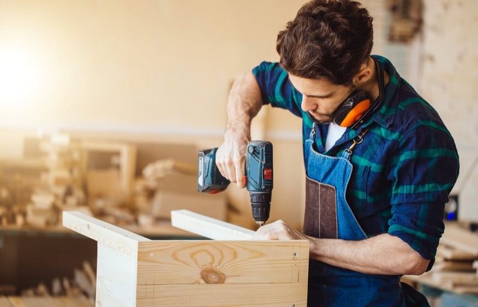 Hier zeigen wir Ihnen 5 hilfreiche Tipps, wie sich Schrauben mit kaputtem Kopf wieder lösen lassen.<span class='image-autor'>Foto: UfaBizPhoto / Shutterstock.com</span>