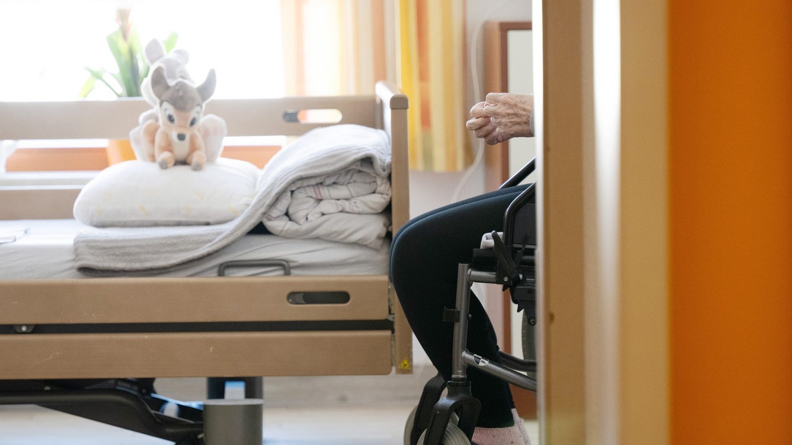 Um die Pflegeversicherung vor dem finanziellen Kollaps zu bewahren, will Bundesgesundheitsministerin Nina Warken die Milliarden-Lücken schließen und erneute allgemeine Beitragsanhebungen vermeiden.Foto: Sebastian Kahnert/dpa