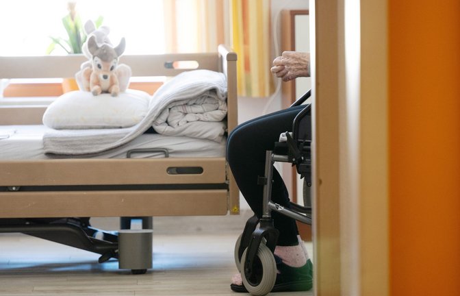 Um die Pflegeversicherung vor dem finanziellen Kollaps zu bewahren, will Bundesgesundheitsministerin Nina Warken die Milliarden-Lücken schließen und erneute allgemeine Beitragsanhebungen vermeiden.<span class='image-autor'>Foto: Sebastian Kahnert/dpa</span>