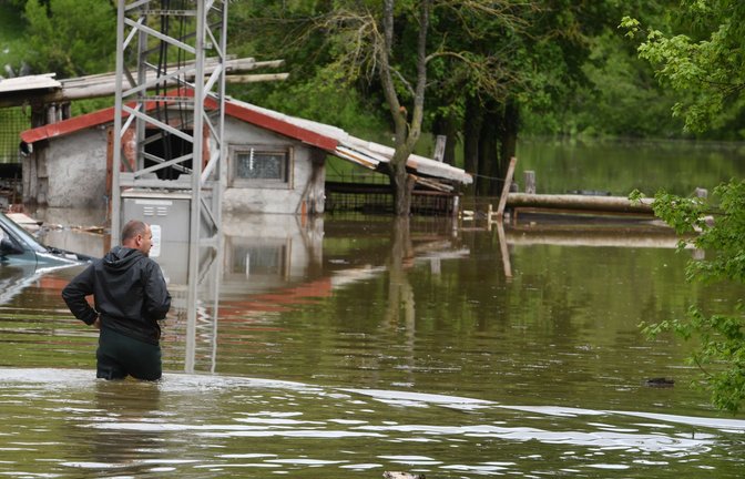 Ein Mann steht im Hochwasser einer überschwemmten Region bei Gracac.<span class='image-autor'>Foto: Pixsell/dpa/XinHua/H/voje Jelavic</span>