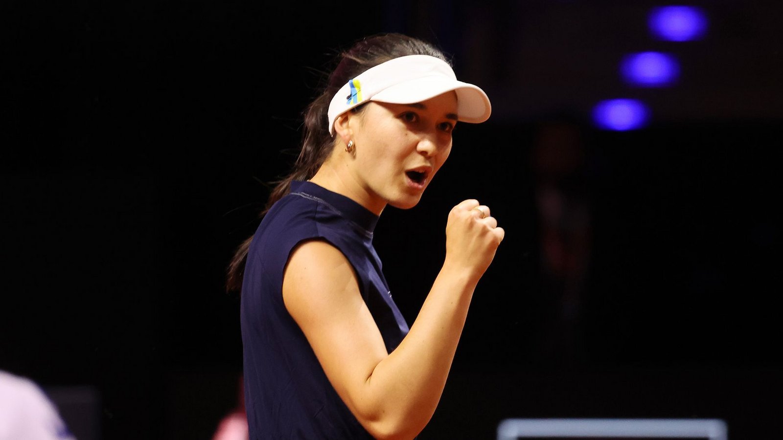 Eva Lys bejubelt bei dem Heimturnier am vergangenen Mittwoch einen Sieg über Paula Badosa. Sie bezwingt die Spanierin in drei Sätzen mit 2:6, 7:5 und 6:4. In der Porsche-Arena feiert die Hamburgerin ihren ersten Sieg seit Januar. Im Achtelfinale einen Tag später muss sich  die 24-Jährige dann allerdings der Weltranglisten-Siebten Elina Svitolina aus der Ukraine in zwei Sätzen mit 1:6 und 0:6 geschlagen geben.Foto: Pressefoto Baumann