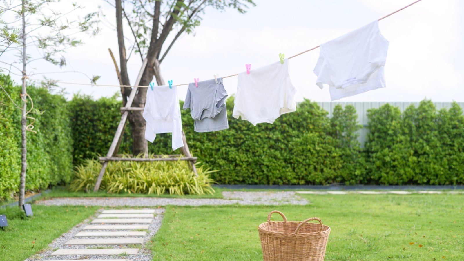 Darf man am Ostermontag die Wäsche draußen aufhängen?Foto: Thanakorn.P / shutterstock.com Darf man am Ostermontag die Wäsche draußen aufhängen?Foto: Thanakorn.P / shutterstock.com