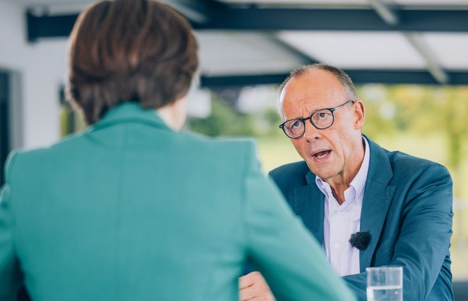 Im ZDF-Sommerinterview zeigte sich Friedrich Merz optimistisch – reagierte aber gereizt auf Kritik.<span class='image-autor'>Foto: Dominik Asbach/ZDF/dpa</span>