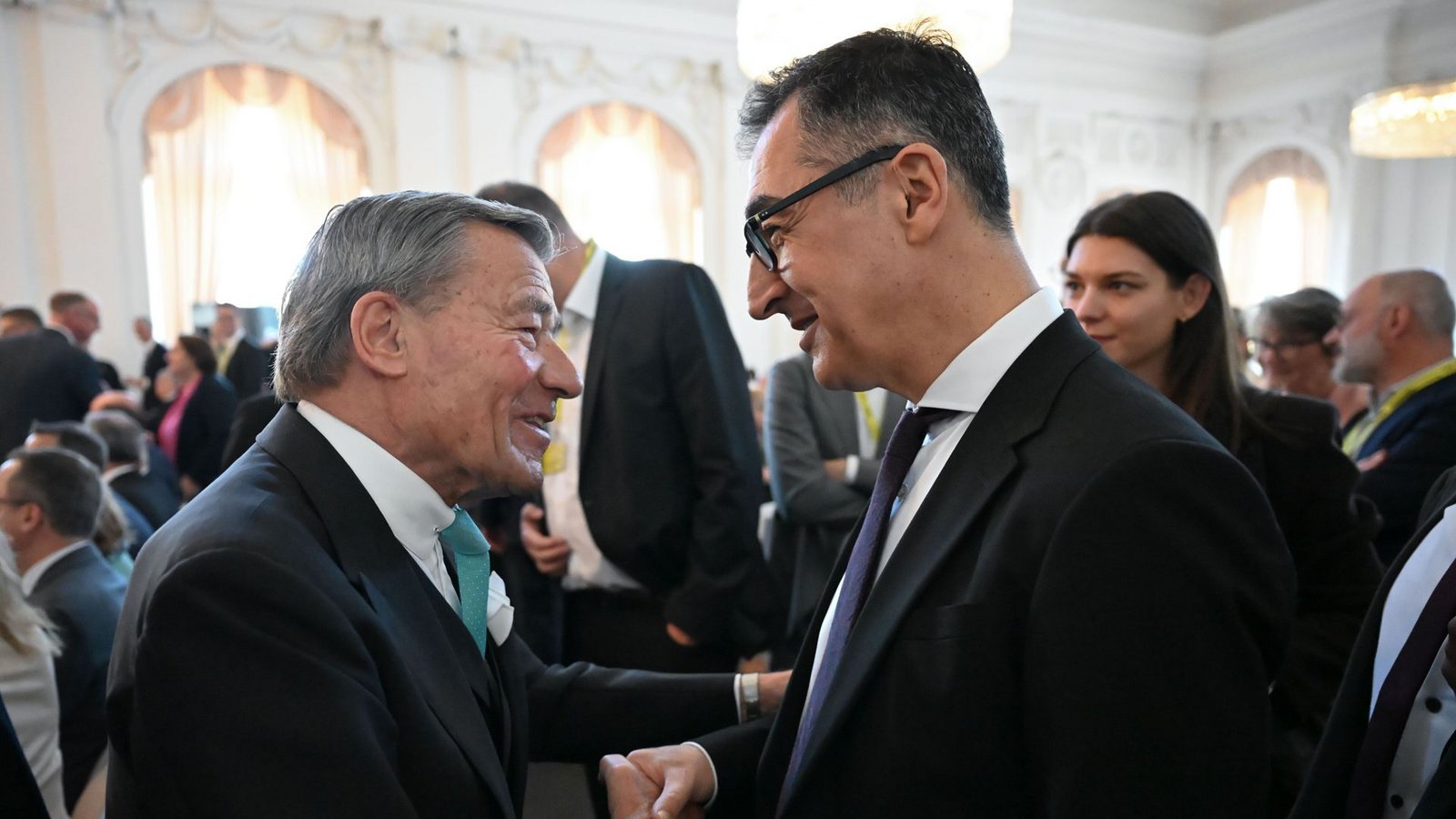 Der designierte Ministerpräsident Cem Özdemir (rechts) begrüßt den langjährigen Trigema-Chef Wolfgang Grupp.Foto: Katharina Kausche/dpa Der designierte Ministerpräsident Cem Özdemir (rechts) begrüßt den langjährigen Trigema-Chef Wolfgang Grupp.Foto: Katharina Kausche/dpa