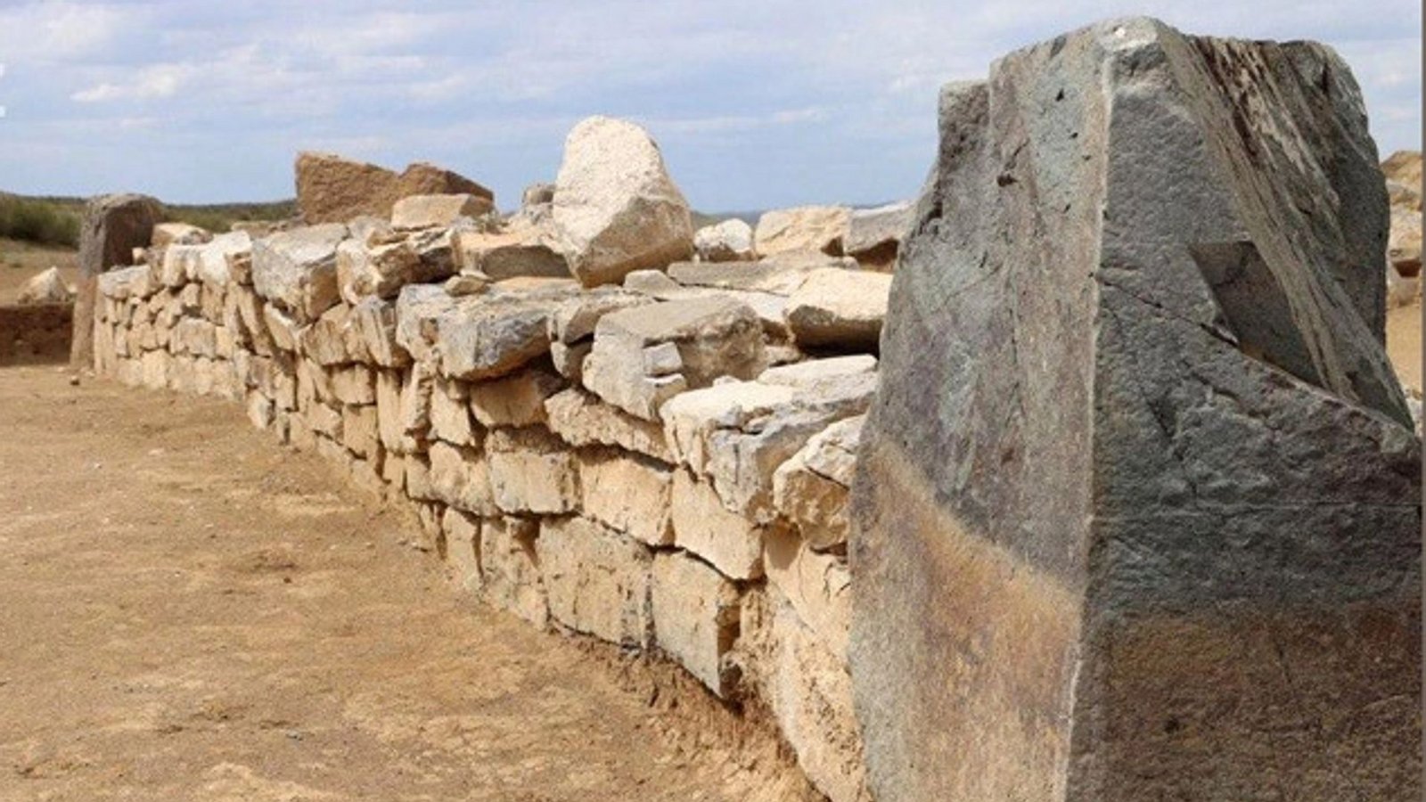 Rätselhaftes Bauwerk inmitten der Steppe: Mauerreste aus helleren Steinen und ein dunkler Kantstein  der sechseckigen Pyramide in der Region der kasachischen Stadt Abai beim Dorf Toktamys.Foto: Eurasian National University