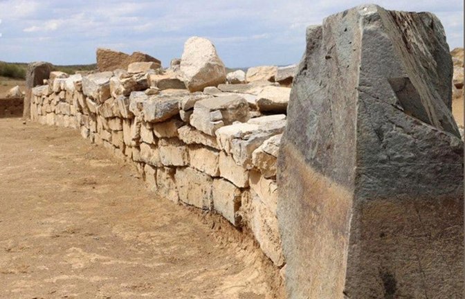 Rätselhaftes Bauwerk inmitten der Steppe: Mauerreste aus helleren Steinen und ein dunkler Kantstein  der sechseckigen Pyramide in der Region der kasachischen Stadt Abai beim Dorf Toktamys.<span class='image-autor'>Foto: Eurasian National University</span>