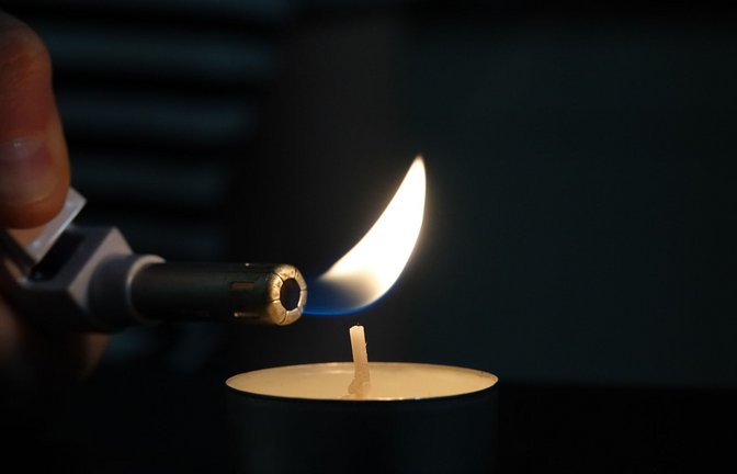 Kerzen und/oder Taschenlampen sollte man zu Hause haben.(Symbolbild)<span class='image-autor'>Foto: Jessica Lichetzki/Deutsche Press</span>