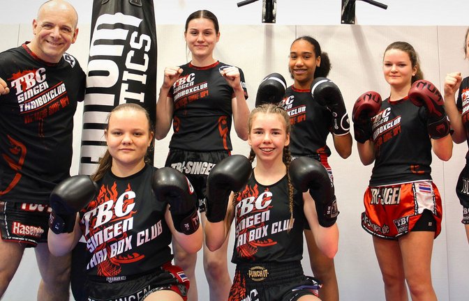 Schlagkräftiges Team: Trainer Ralf Hasenohr mit seinen Co-Trainerinnen (von links) Julia, Julja, Sarah, Mercy, Nicole, Susanna<span class='image-autor'>Foto: Uli Fricker</span>