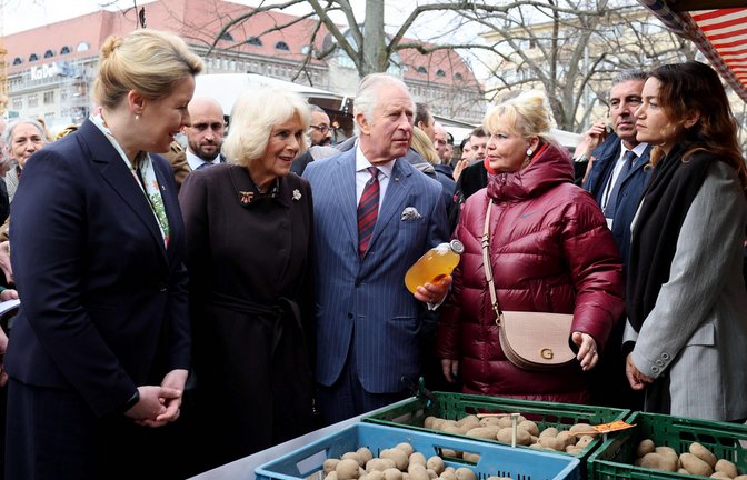 Berlin Bürgermeisterin Franziska Giffey (links) zeigt König Charles und Camilla den Wochenmarkt.<span class='image-autor'>Foto: AFP/ADRIAN DENNIS</span>