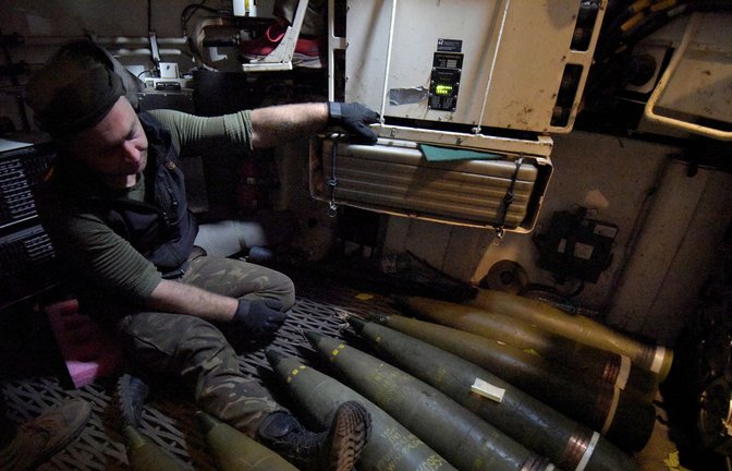 Ein ukrainischer Soldat sitzt an Bord eines gepanzerten Artilleriegeschützes.<span class='image-autor'>Foto: Dmytro Zhyhinas/AP/dpa</span>