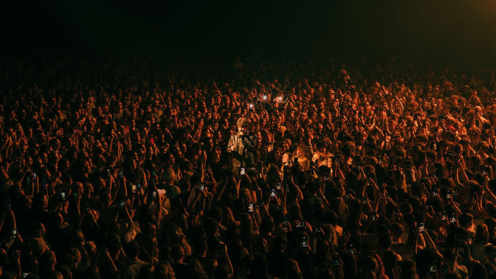 Zartmann (hier beim Auftritt am Mittwoch in Frankfurt) liebt den Kontakt zu seinen Fans.Foto: Max Hartmann