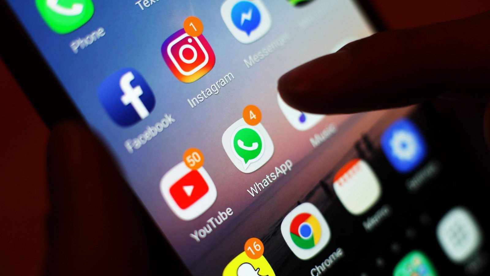 Verbraucherschützer werfen Online-Plattformen wie Facebook, Instagram, Snapchat, TikTok und YouTube Verstöße gegen europäisches Recht vor.Foto: Yui Mok/PA Wire/dpa