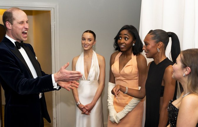Prinz William trifft die Schauspielerinnen Phoebe Dynevor, Ayo Edebiri, Sophie Wilde und Mia McKenna Bruce nach der Verleihung der Bafta-Filmpreise in London.<span class='image-autor'>Foto: Jordan Pettitt/PA Wire/dpa</span>