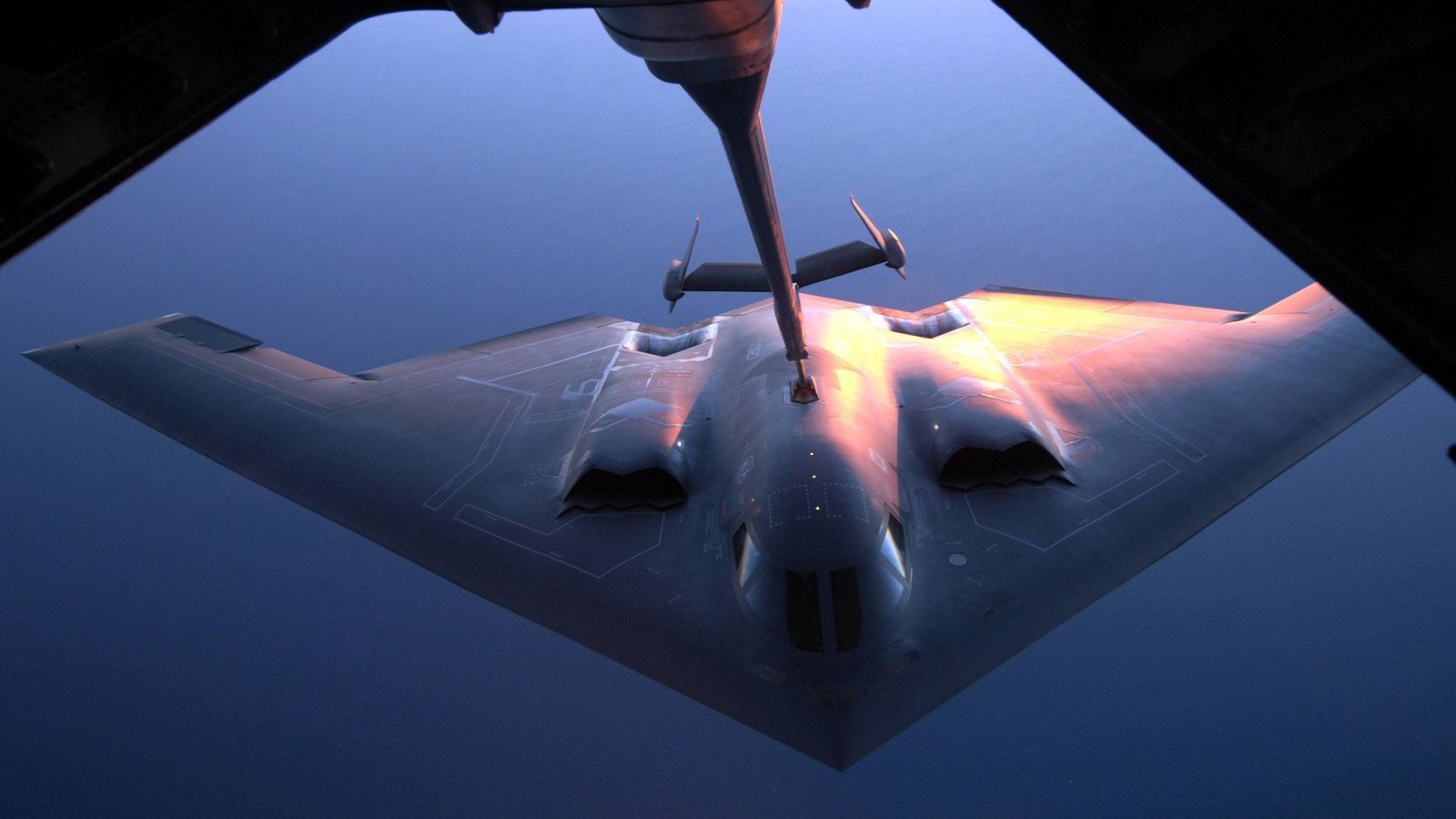 B-2 Spirit Stealth Bomber wird in der Luft betankt.Foto: imago/UPI Photo US Air Force B-2 Spirit Stealth Bomber wird in der Luft betankt.Foto: imago/UPI Photo US Air Force