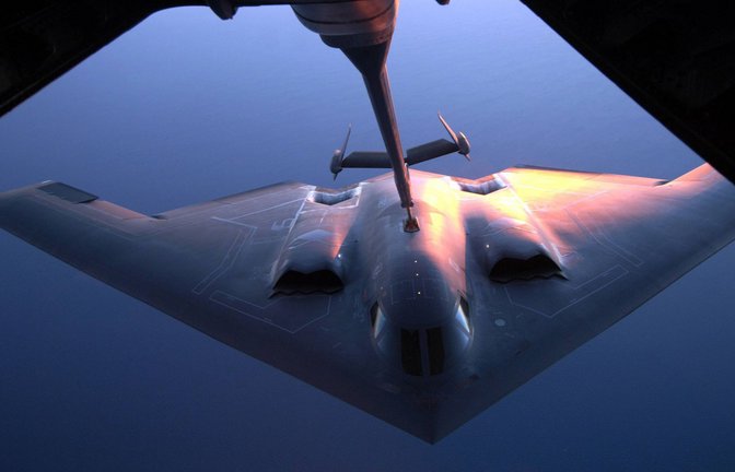 B-2 Spirit Stealth Bomber wird in der Luft betankt.<span class='image-autor'>Foto: imago/UPI Photo US Air Force</span>