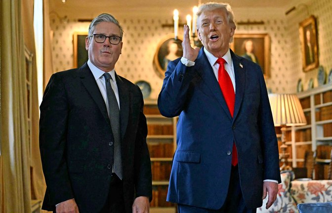 Da war die Stimmung noch gut: Keir Starmer (l). und Donald Trump bei einem Treffen 2025  in England.<span class='image-autor'>Foto: AFP/Andrew Caballero-Reynolds</span>