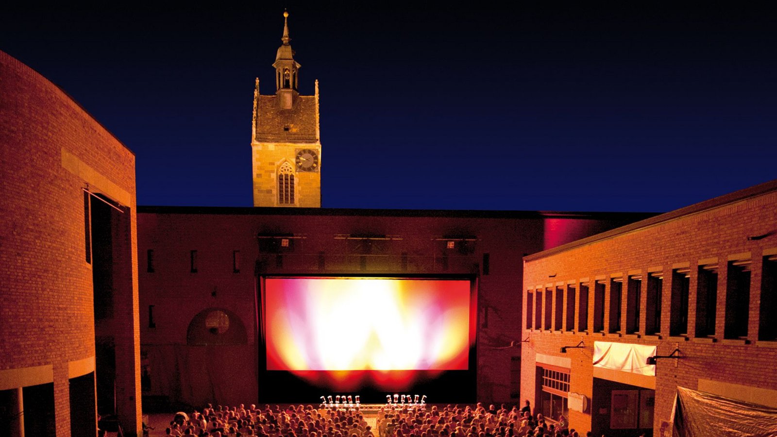 Krimis in Fellbach: Der Vorverkauf für das Sommernachts-Open-Air-Kino beginnt am 28. Juli im i-Punkt in Fellbach und online. Die Veranstaltung geht dieses Jahr vom 19. bis zum 26. August. Vorgeführt wird unter anderem der neue Eberhofer-Krimi „Rehragout-Rendezvous“.Foto: FSTA/Thalmeier Krimis in Fellbach: Der Vorverkauf für das Sommernachts-Open-Air-Kino beginnt am 28. Juli im i-Punkt in Fellbach und online. Die Veranstaltung geht dieses Jahr vom 19. bis zum 26. August. Vorgeführt wird unter anderem der neue Eberhofer-Krimi „Rehragout-Rendezvous“.Foto: FSTA/Thalmeier