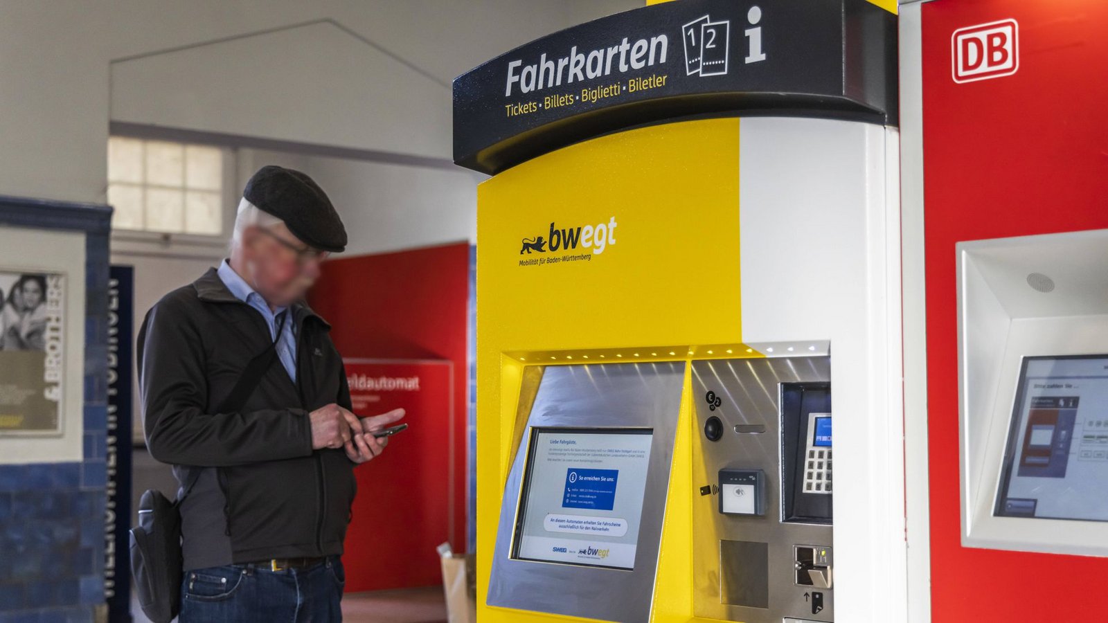 Am Bwegt-Fahrkartenautomat im Bahnhof Tübingen gibt es Bahntickets für Fahrten innerhalb des lokalen Verbundes – in der App der Deutschen Bahn nicht.Foto: IMAGO/Arnulf Hettrich Am Bwegt-Fahrkartenautomat im Bahnhof Tübingen gibt es Bahntickets für Fahrten innerhalb des lokalen Verbundes – in der App der Deutschen Bahn nicht.Foto: IMAGO/Arnulf Hettrich