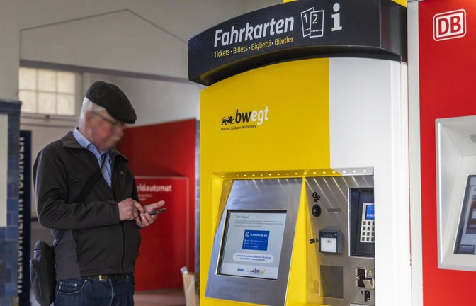 Am Bwegt-Fahrkartenautomat im Bahnhof Tübingen gibt es Bahntickets für Fahrten innerhalb des lokalen Verbundes – in der App der Deutschen Bahn nicht.<span class='image-autor'>Foto: IMAGO/Arnulf Hettrich</span>