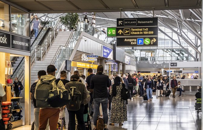 Wegen langer Wartezeiten haben einige Passagiere bereits ihren Flug verpasst. (Symbolbild)<span class='image-autor'>Foto: IMAGO/Arnulf Hettrich</span>