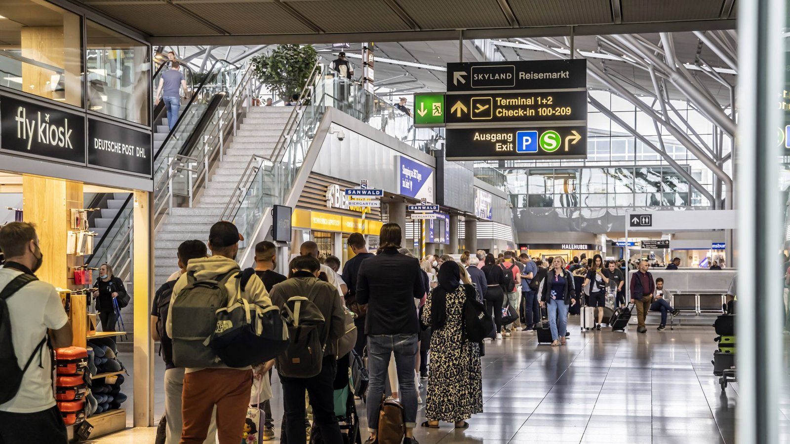 Wegen langer Wartezeiten haben einige Passagiere bereits ihren Flug verpasst. (Symbolbild)Foto: IMAGO/Arnulf Hettrich Wegen langer Wartezeiten haben einige Passagiere bereits ihren Flug verpasst. (Symbolbild)Foto: IMAGO/Arnulf Hettrich