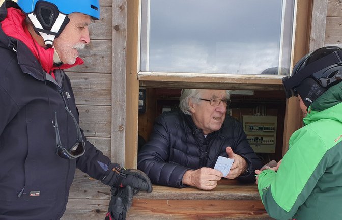 Hubert Lang verkauft die ersten Liftkarten der Saison.<span class='image-autor'>Foto: /Wein</span>