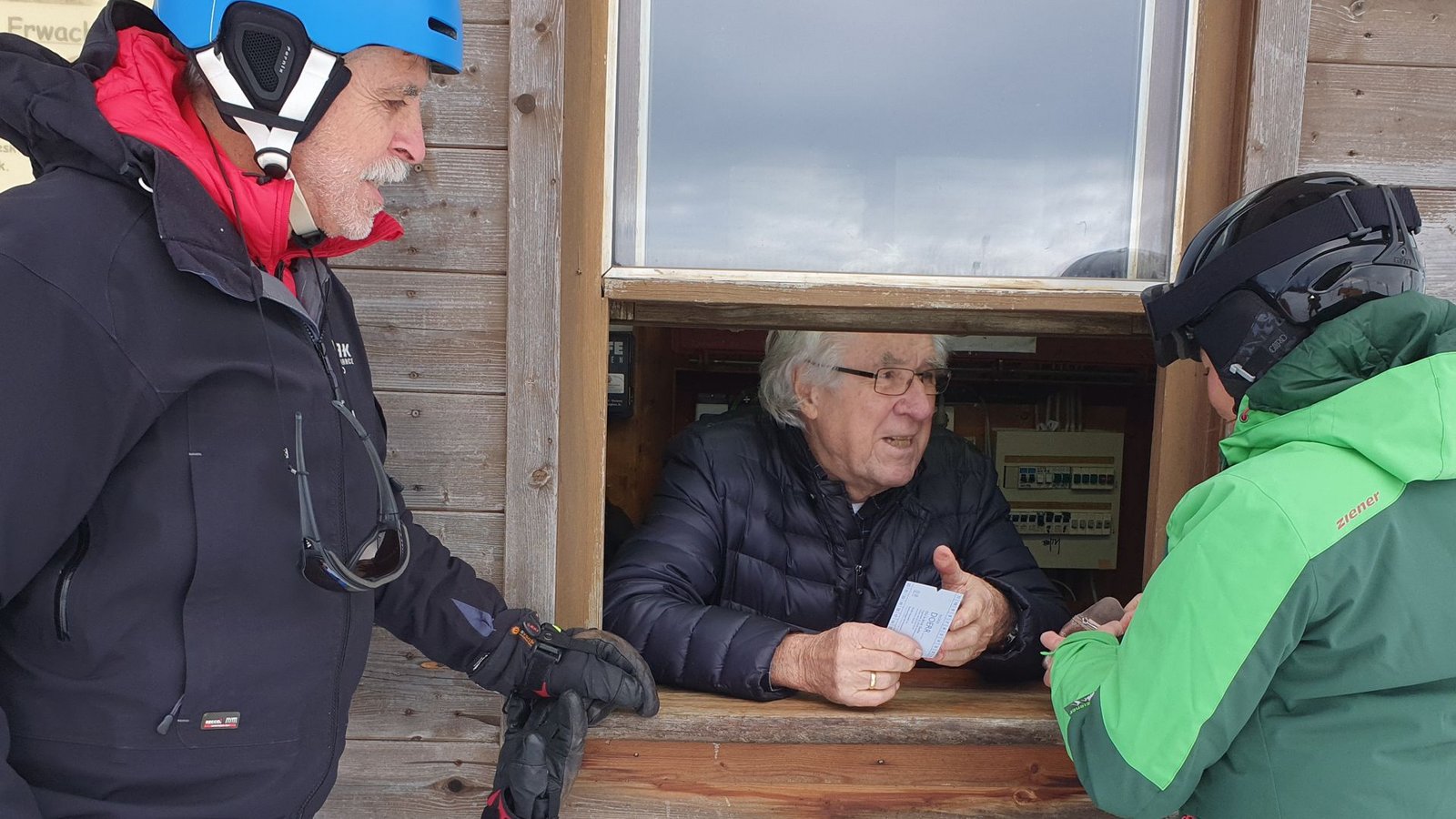 Hubert Lang verkauft die ersten Liftkarten der Saison.Foto: /Wein Hubert Lang verkauft die ersten Liftkarten der Saison.Foto: /Wein