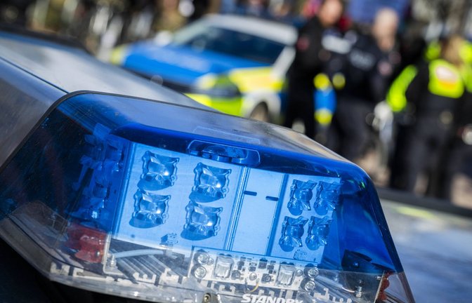 Ein Messerangreifer ist aus einem psychiatrischen Krankenhaus entwichen. Die Polizei sucht nach ihm (Symbolfoto).<span class='image-autor'>Foto: IMAGO/Swaantje Hehmann/IMAGO/Swaantje Hehmann</span>