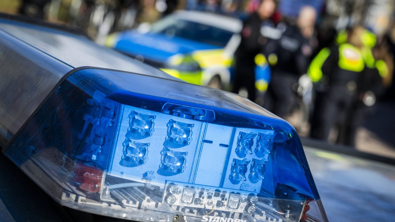 Ein Messerangreifer ist aus einem psychiatrischen Krankenhaus entwichen. Die Polizei sucht nach ihm (Symbolfoto).Foto: IMAGO/Swaantje Hehmann/IMAGO/Swaantje Hehmann Ein Messerangreifer ist aus einem psychiatrischen Krankenhaus entwichen. Die Polizei sucht nach ihm (Symbolfoto).Foto: IMAGO/Swaantje Hehmann/IMAGO/Swaantje Hehmann