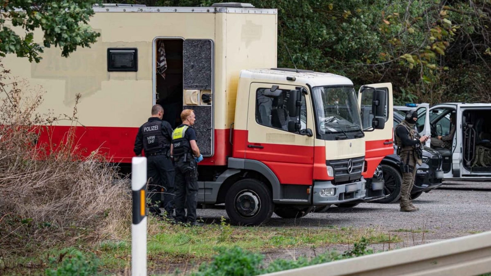 Polizisten in Spezialausrüstung sind an einem Lkw im Einsatz. Die Polizei hat laut NRW-Innenminister Reul in Niederzier das Fahrzeug des Verdächtigen für mehrere Sabotageaktionen gegen die deutsche Stromversorgung gestürmt.Daniel Evers/WupperVideo/dpa Polizisten in Spezialausrüstung sind an einem Lkw im Einsatz. Die Polizei hat laut NRW-Innenminister Reul in Niederzier das Fahrzeug des Verdächtigen für mehrere Sabotageaktionen gegen die deutsche Stromversorgung gestürmt.Daniel Evers/WupperVideo/dpa