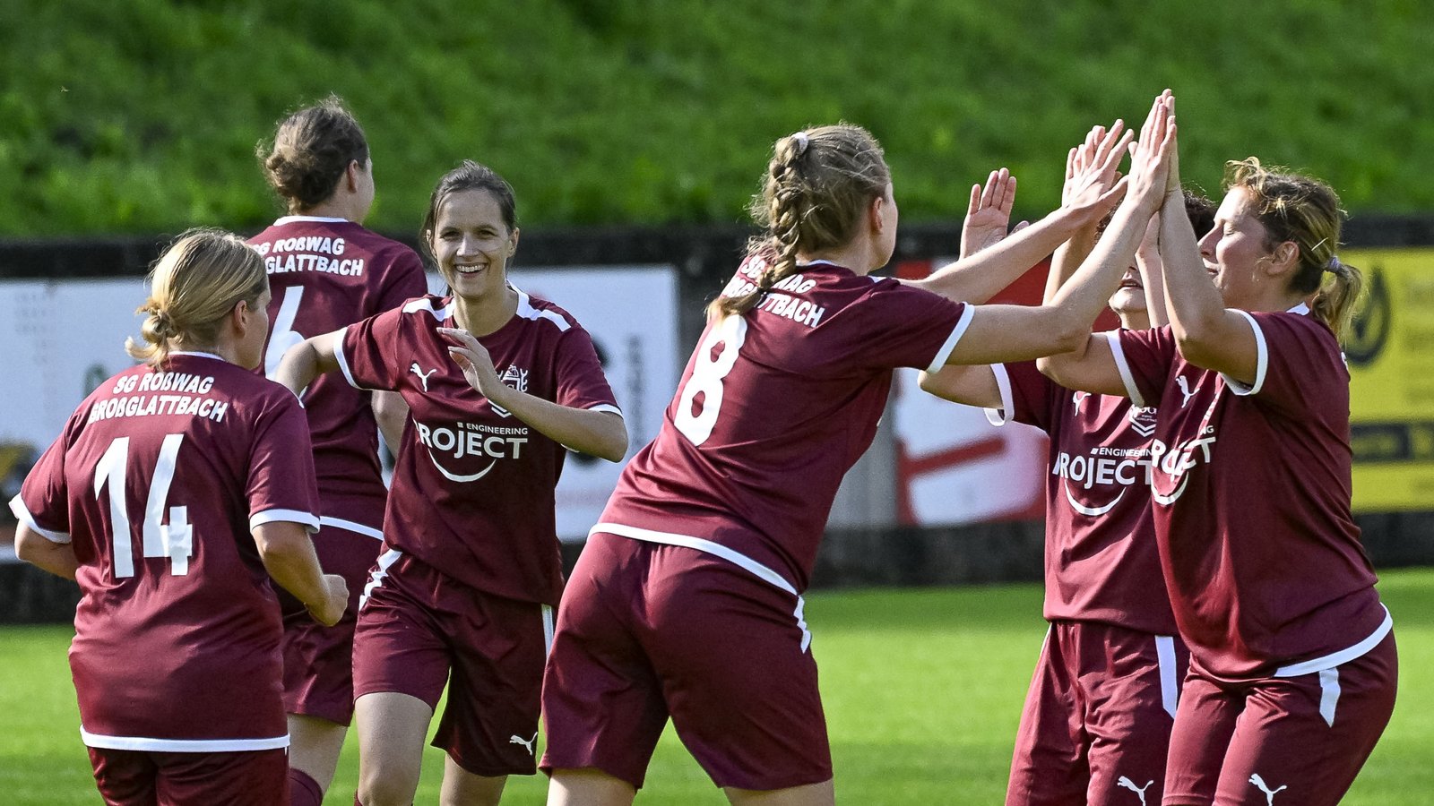 Jede Menge Grund zum Jubeln hatten die Spielerinnen der SGM Roßwag/Großglattbach/Bissingen im Derby gegen den SV Horrheim II. Foto: Leitner Jede Menge Grund zum Jubeln hatten die Spielerinnen der SGM Roßwag/Großglattbach/Bissingen im Derby gegen den SV Horrheim II. Foto: Leitner